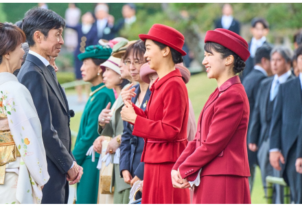 ティーズ（TIS）｜愛子さま・佳子さまの“赤の共演”が話題に